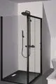 Dusche in einem modernen Bad mit transparenten Glastüren und schwarzem Rahmen. Das Duschsystem ist von Ideal Standard, ausgestattet mit einer Kopf- und Handbrause.